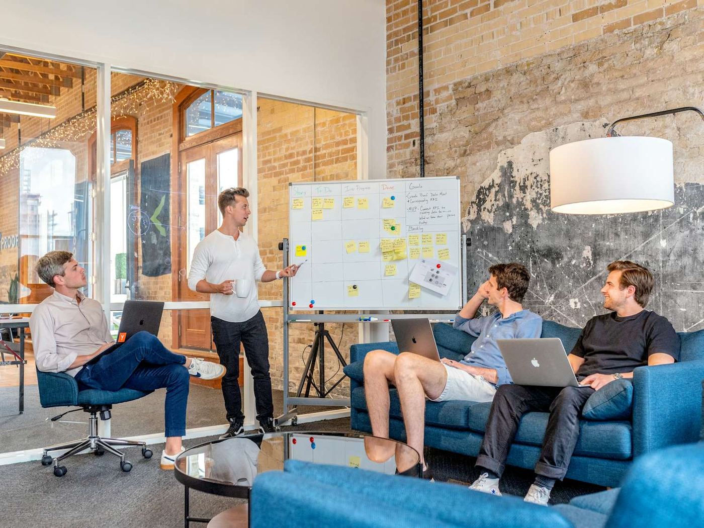 Atelier collaboratif devant un tableau blanc