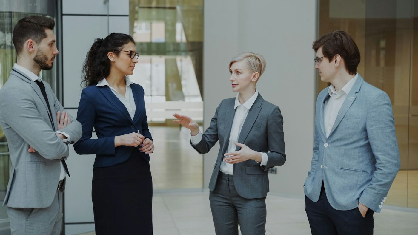 Une équipe de managers échange dans un hall de bureau