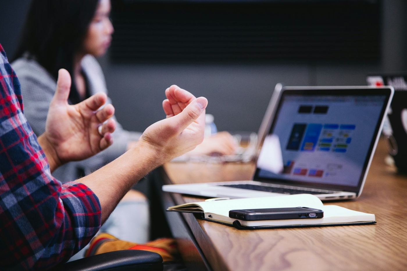 Réunion de travail autour d'un ordinateur portable