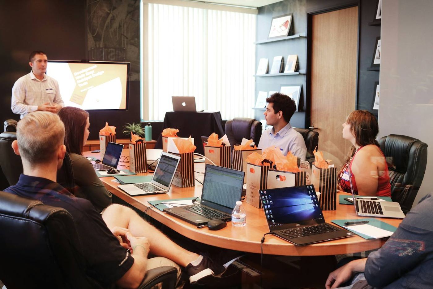 Session de formation dans une salle équipée d'ordinateurs